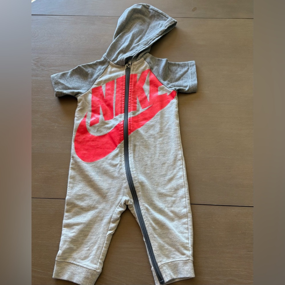 6/$20 NIKE 12 Month One-Piece Zip up Hooded Bodysuit EUC